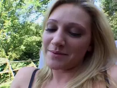 Blondierte Hure lässt sich von geilem Typen poppen