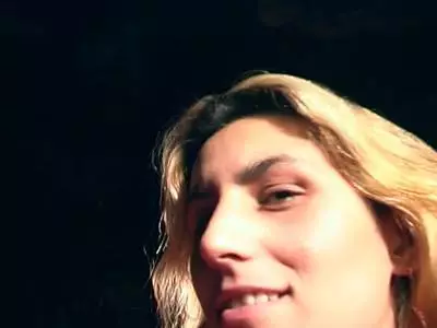 Sexy Amateurin macht den Kehlenfick beim Gruppenfick