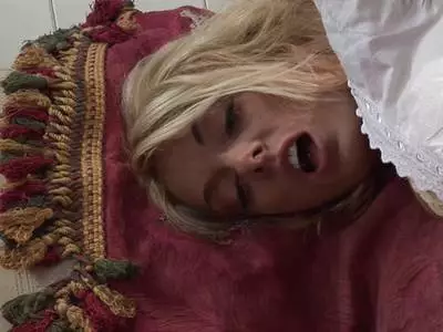 Unbehaarte Pussy wird bespielt und mit Sextoy gerammelt