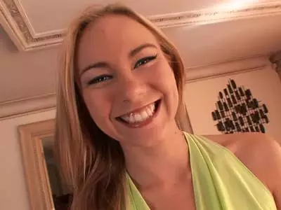 Attraktive Göre mit kleinen Titten wird gebumst