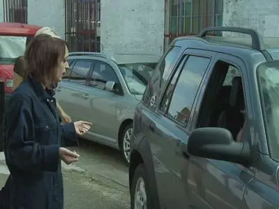 Beim Ejakulieren spritzt der tätowierte Kerl auf ihre kleinen Brüste ab