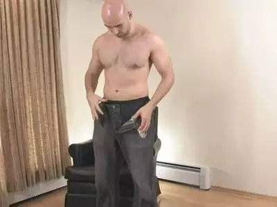 Der geile Mann schrubbt sich seinen Penis bis zum Abspritzen