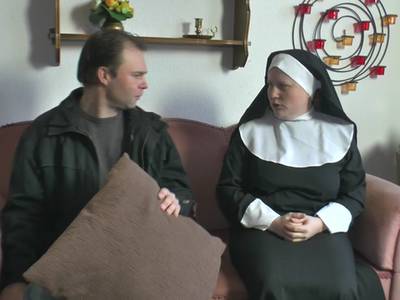 Die untervögelte Schlampe wird im Kostüm einer Nonne erbarmungslos gefickt