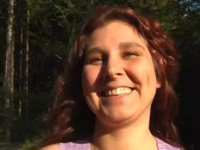 Ein geiler Hengst lässt sich draußen den Fickkolben blasen