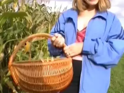 Im Freien bumst sich das versaute Mädel mit einem Maiskolben