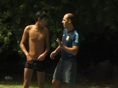 Jugendlicher bildhübscher Bursche wird in den Anus genagelt