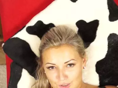 Lüsterne Katze masturbiert mit Gummidildo